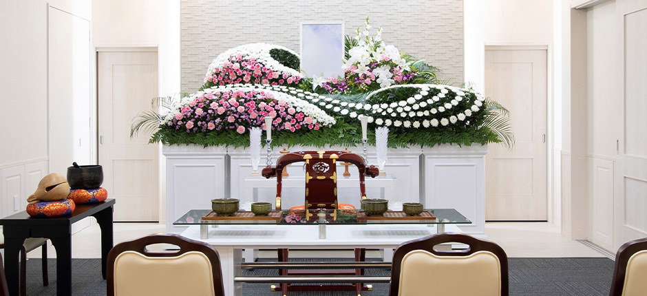 家族葬会館やすらぎ葬儀式場の祭壇